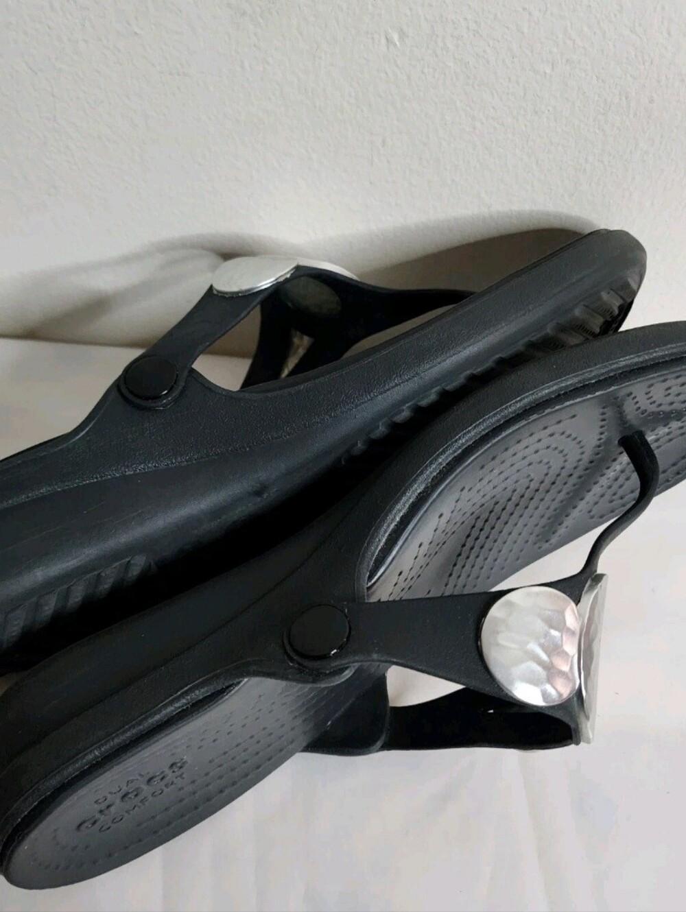 Crocs Sanrah Women’s Metal Silver Hammered Flip Flop Black Wedge Sandals Size 10 - Picture 6 of 9